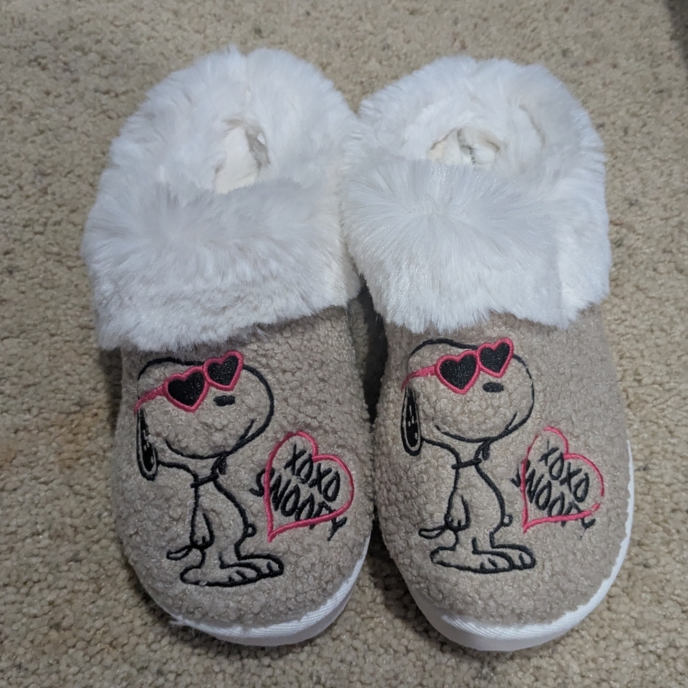 NWOT Cozy Snoopy Slippers with Heart Design